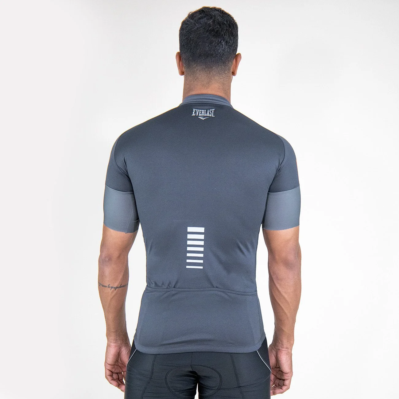detalle de la costura del jersey de hombre