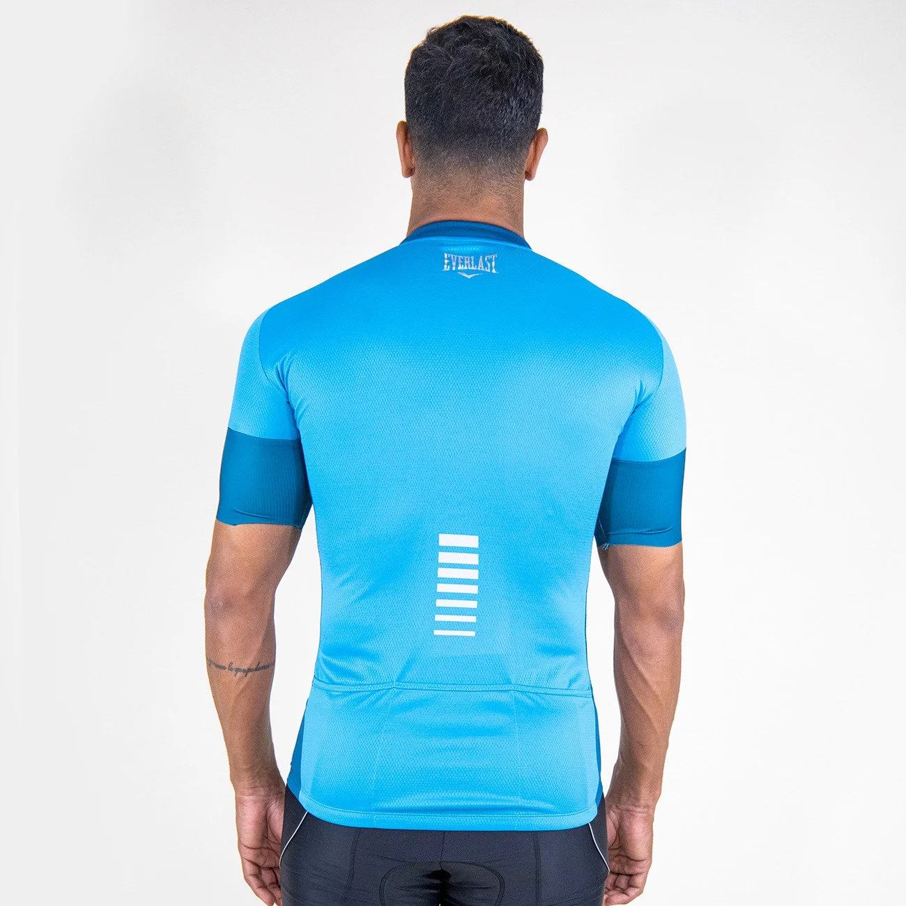 detalle de la parte delantera del jersey de ciclismo