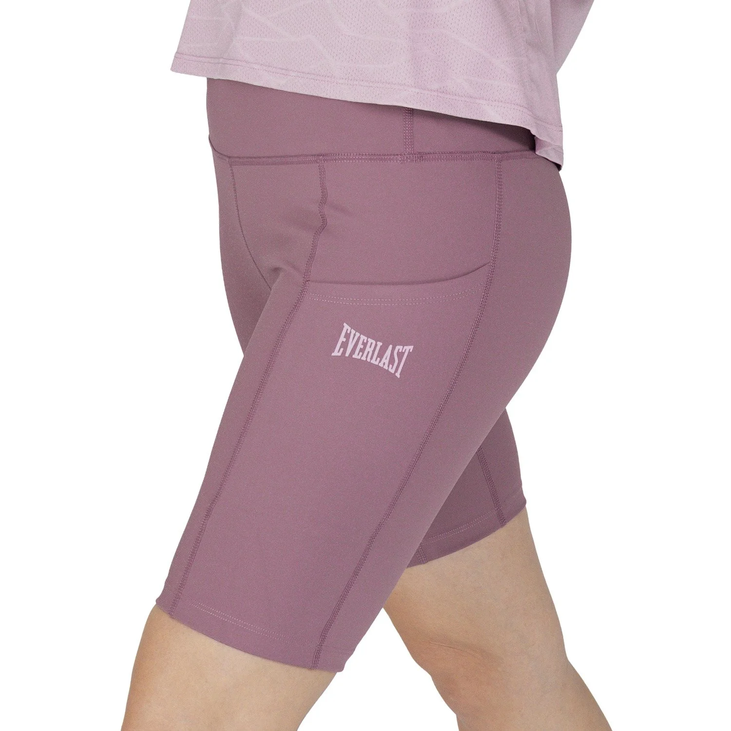 biker short court deportivo en acción