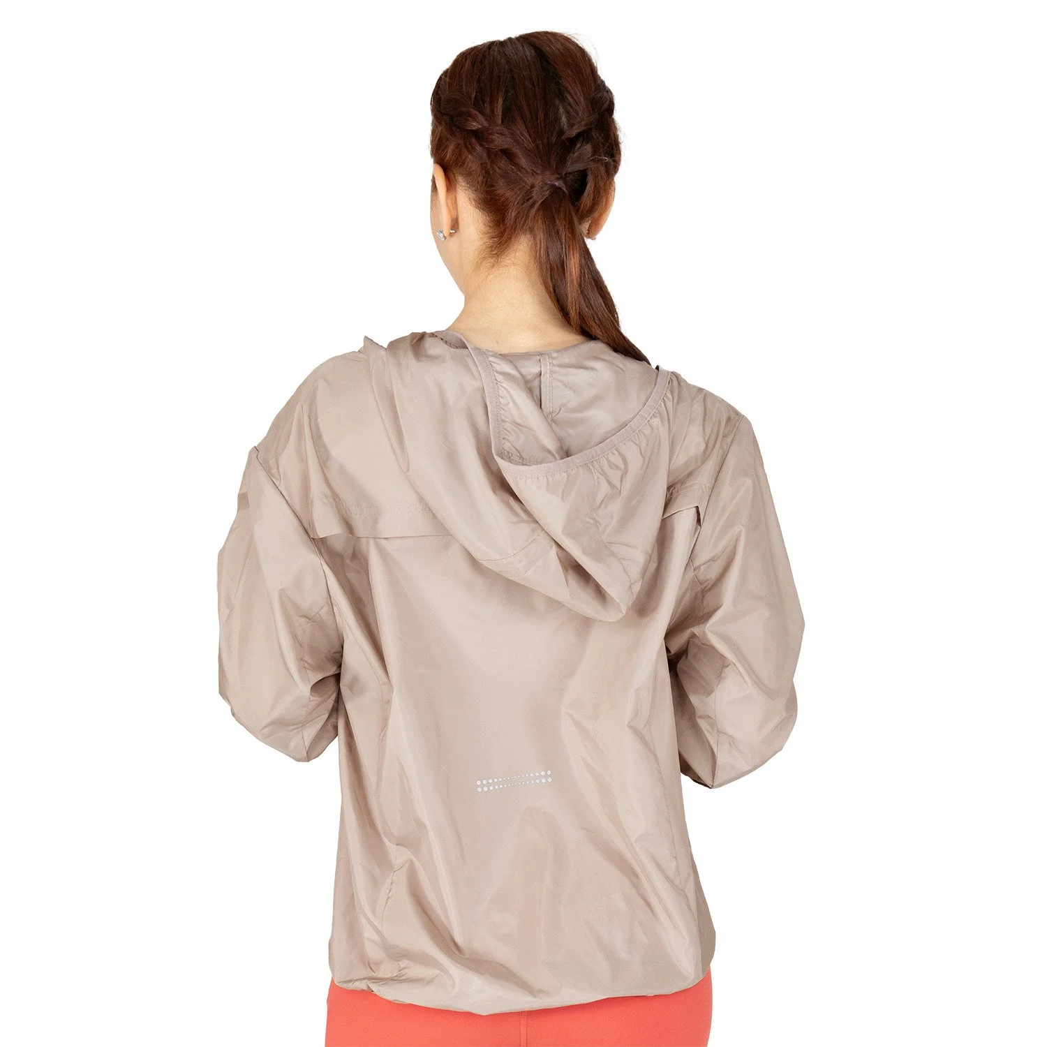 detalle de la chaqueta de lluvia, cierre frontal