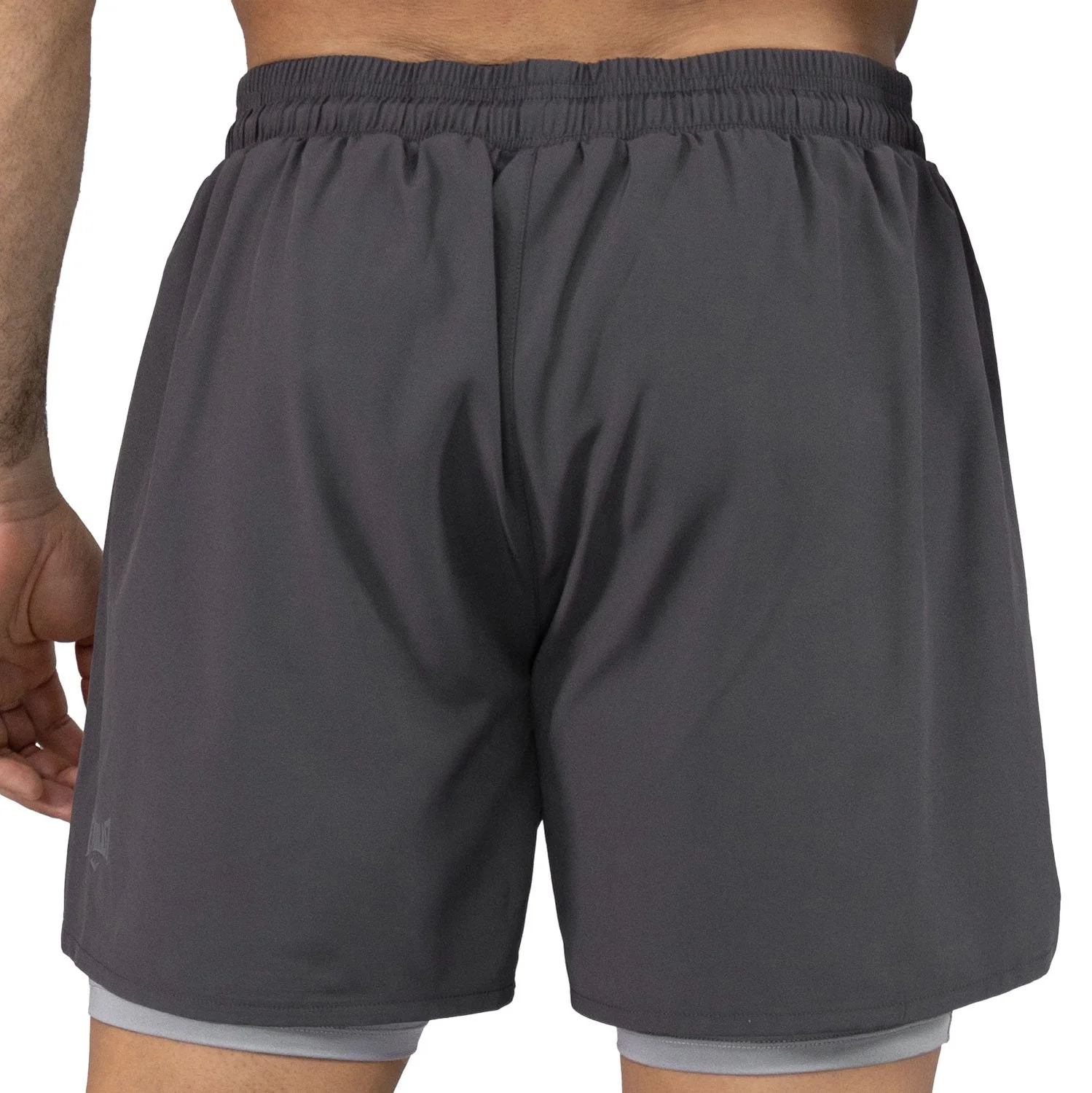 detalle de la costura del short everlast transpirable