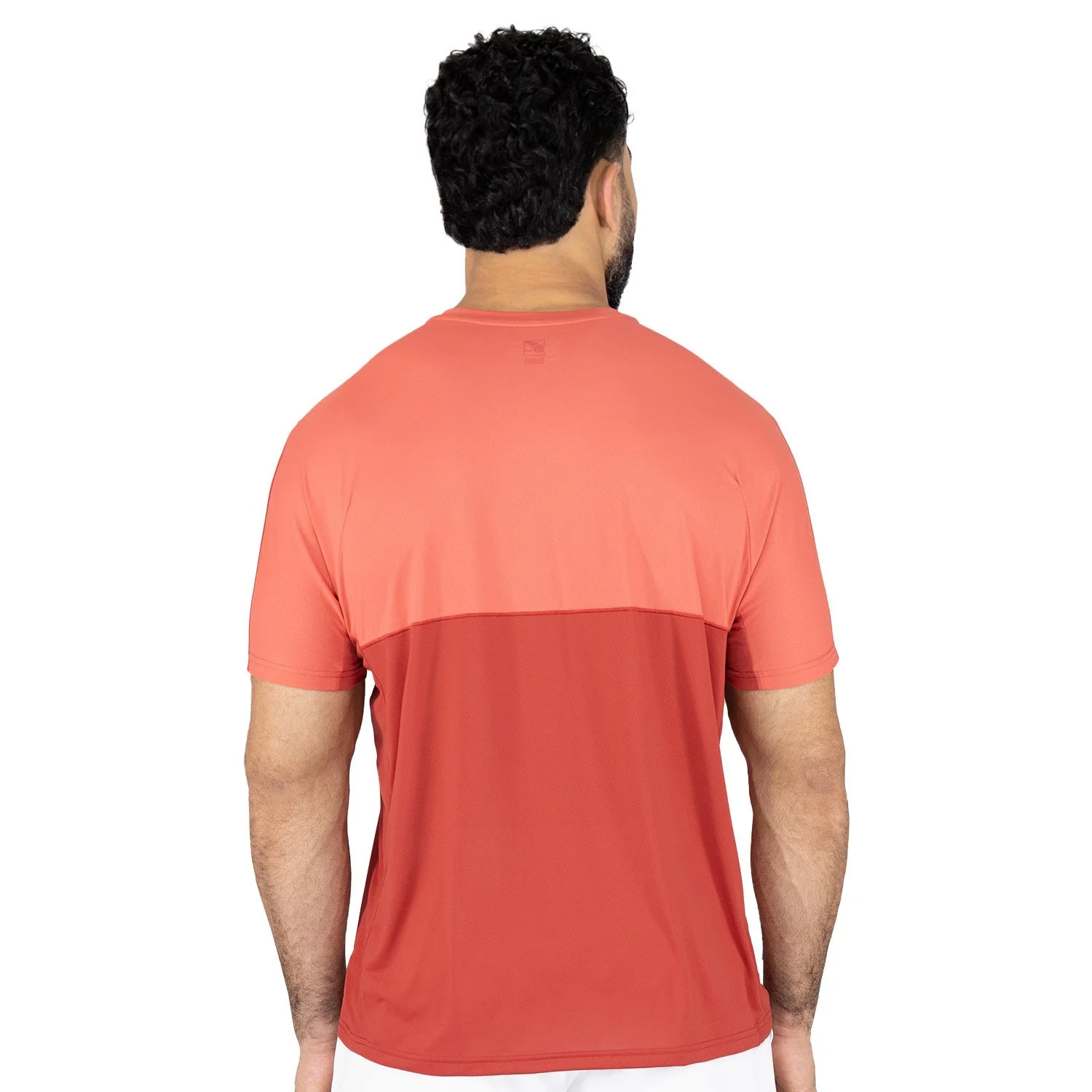 detalles de la camiseta, cuello y mangas
