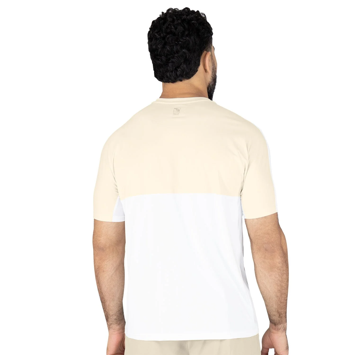 detalle de la parte trasera del t-shirt everlast entrenamiento