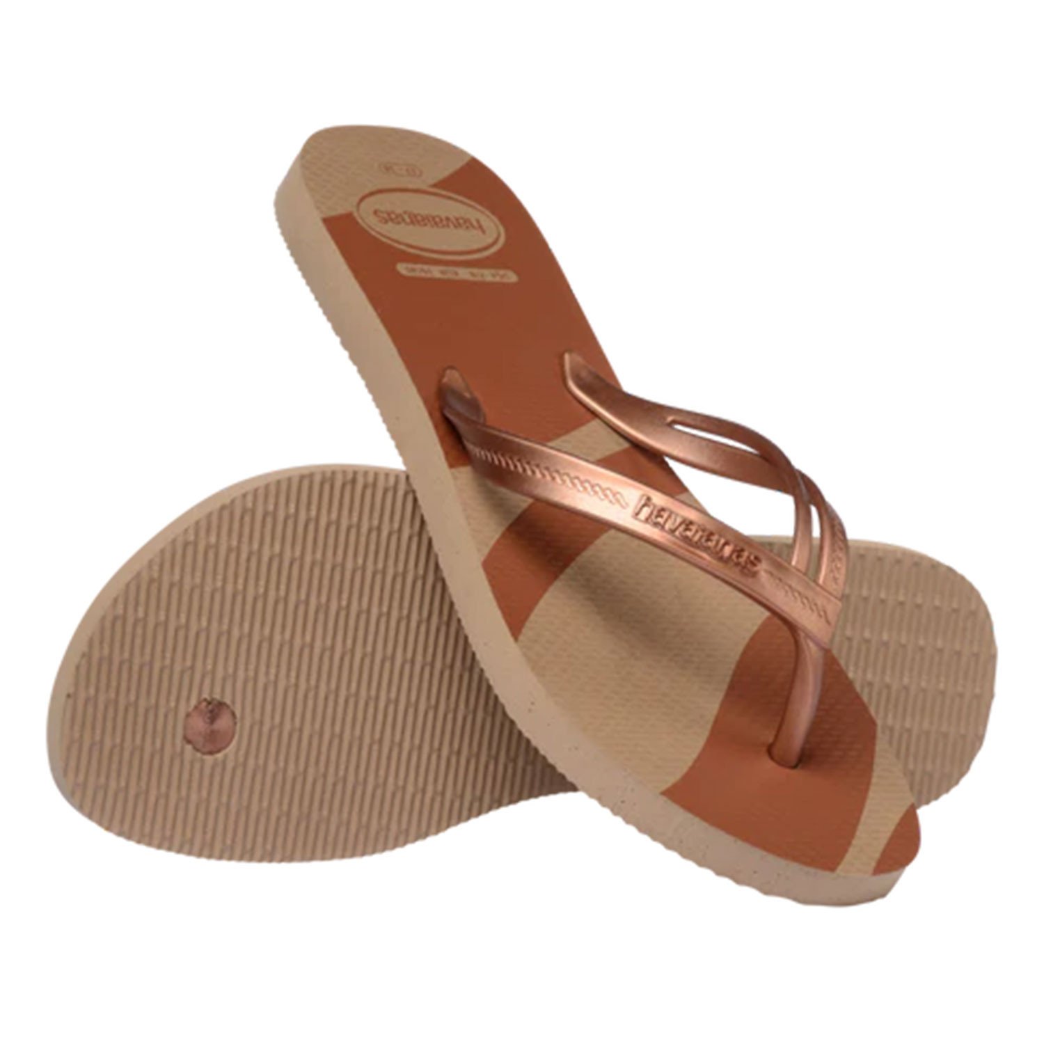 mujer usando sandalias elegantes y casuales