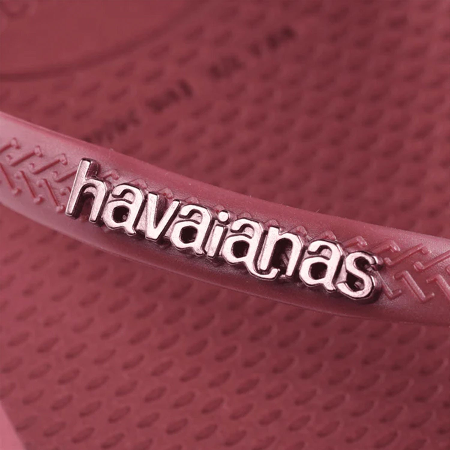 logo metálico en chanclas Havaianas