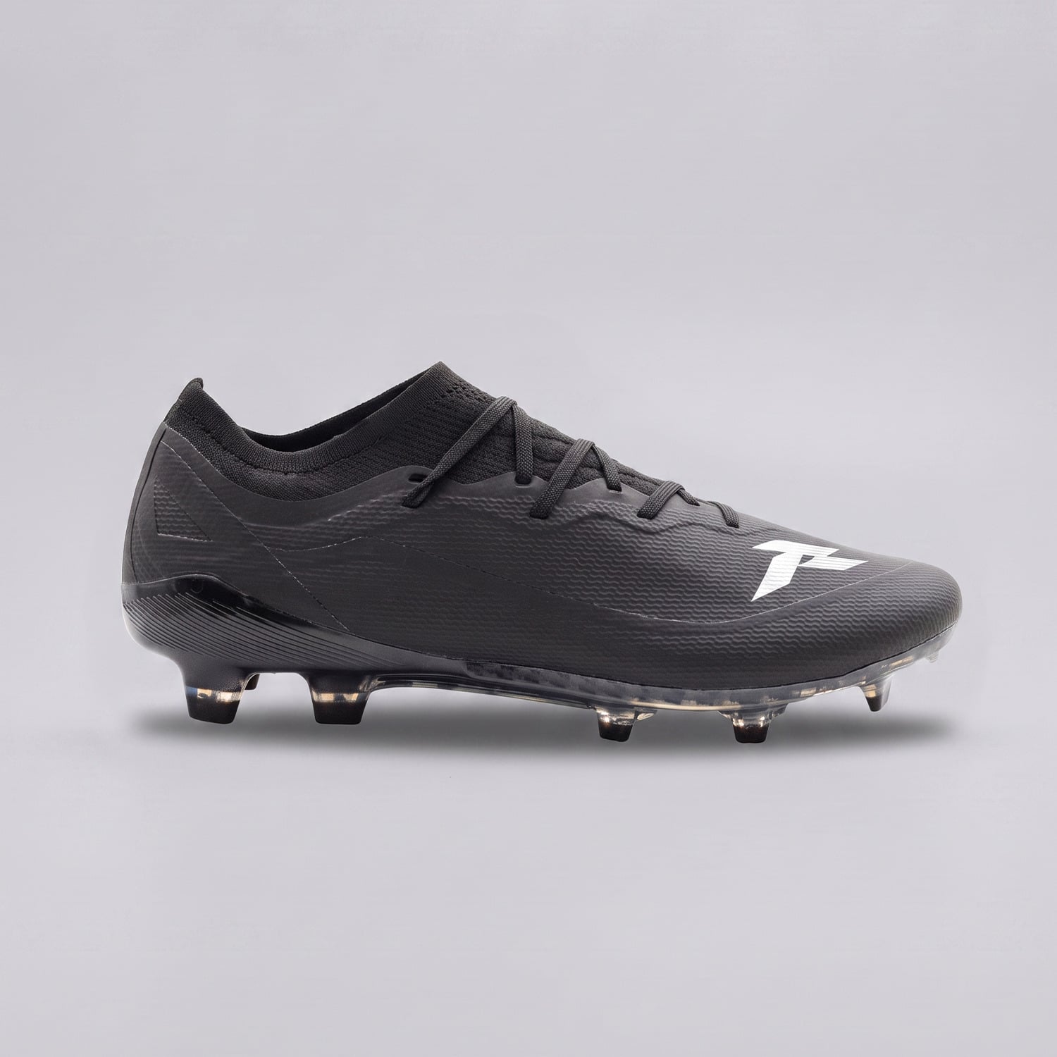 Tacos de futbol Invictus Negro Runic - vista lateral