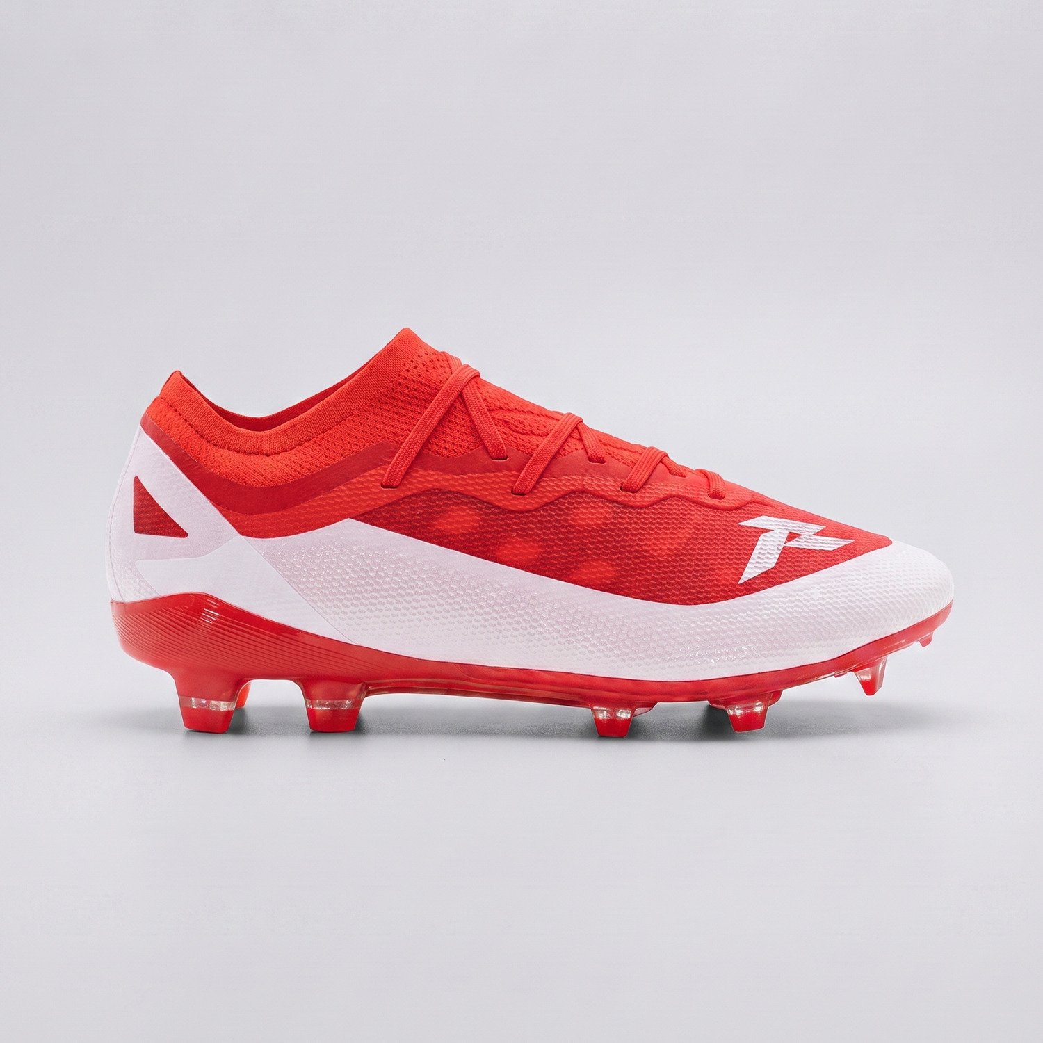 Tacos de futbol Invictus Rojo Runic - vista lateral del calzado